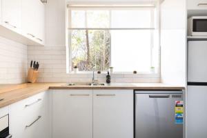 CBD Apartment by the Park: WiFi & Parking