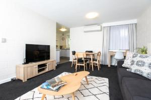 CBD Apartment by the Park: WiFi & Parking