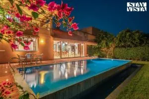 StayVista Ishva Bungalow with Pool & Lawn - Chāndpāra