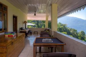 La Ipsing Farm by StayVista - 3 BHK Villa with Balcony, Mountain View, Indoor Games, and Pet Friendly