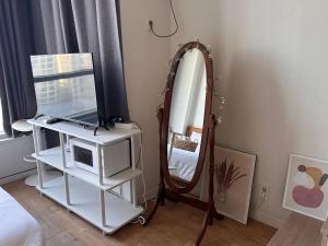 Aliens cozy loft apartment