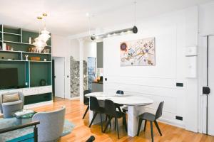 Le Marais Pl de la Bastille 3BD 3BTH for 10 guests