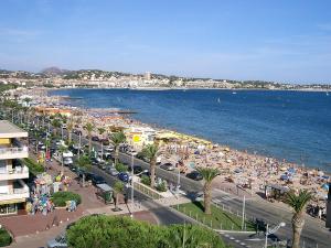 FREJUS PLAGE, 30 mètres de la plage, WIFI, tout à pieds !