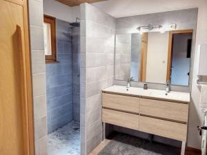 Maisons de vacances Le chalet des Broches - jacuzzi : photos des chambres