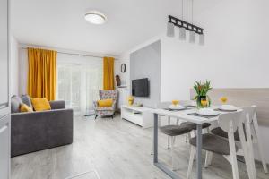 Elegant Apartment Na Wydmach with Balcony and Parking by Renters