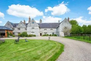 Manor Estate - Two Accommodation Wings - Sleeps 14 - West Lavington