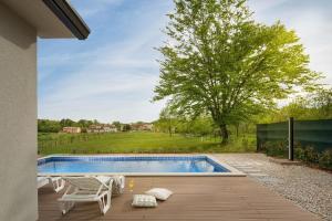 Charmante Villa mit gepflegtem Garten und beheiztem Pool 