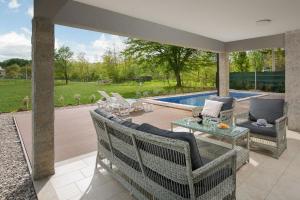 Charmante Villa mit gepflegtem Garten und beheiztem Pool 