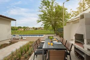 Charmante Villa mit gepflegtem Garten und beheiztem Pool 