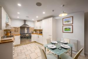 Stylish & Central 2BR Stockbridge Gem