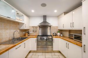 Stylish & Central 2BR Stockbridge Gem