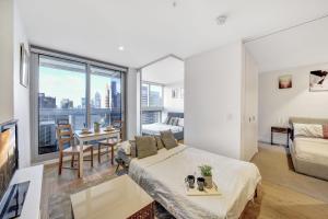 A Chic 2BR Apt Near Southern Cross City Views