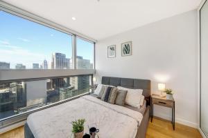 A Chic 2BR Apt Near Southern Cross City Views