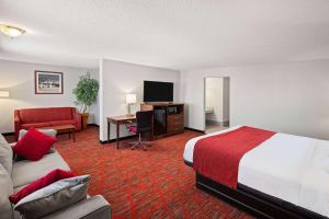 King Studio Suite - Non-Smoking room in Ramada by Wyndham Bowling Green