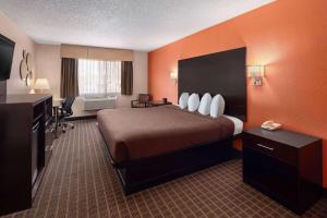 King Room - Non-Smoking room in Howard Johnson by Wyndham Williams