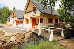 Gemütliche BERGHüTTE-1 am Bach mit Zugang zur Sauna, heißen Badewanne und Pool