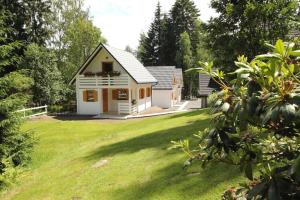 Gemütliche BERGHüTTE-1 am Bach mit Zugang zur Sauna, heißen Badewanne und Pool