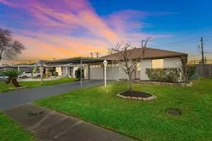 Covered Back Patio Covered Parking Game Room WIFI Smart TV's every room Washer & Dryer - دير بارك