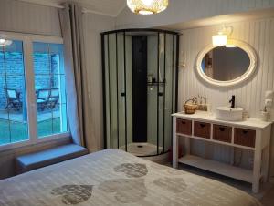 Maisons de vacances Logis des hirondelles - gold beach - memorial a 500m- maison plein pied - jardin prive et parking : photos des chambres
