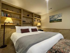 Couples Retreat with Hot Tub, Sauna and Steam Room