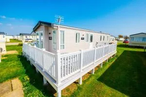 MP639 - Camber Sands Holiday Park - 3 Bedroom - Sleeps 8 - Large gated decking - Close to facilities - Brookland