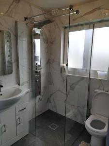 Double Ensuite room, 1-minute walk to bus stop