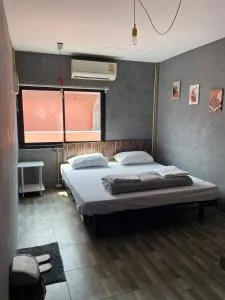 Brio Cafe and Hostel - Thon Buri