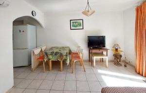 Gorgeous Apartment In Sanary-Sur-Mer