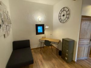 Maison spacieuse, chaleureuse, Wifi et parking privé