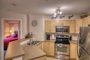 Mountain getaway condo - 5 min walk to the beach!