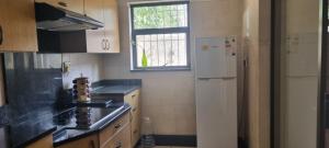 7 on school - Cozy guesthouse 15 min drive from airport and close to major highways