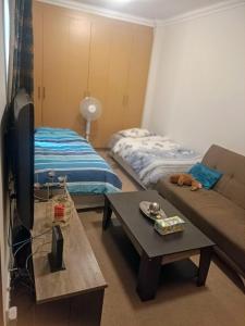 7 on school - Cozy guesthouse 15 min drive from airport and close to major highways