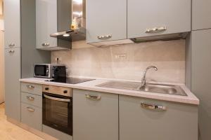 Mercato Contemporary Apartment by Mmega