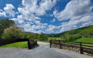 Cader Mountain View Cottage with Hot Tub in Snowdonia