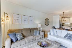 Hilton Head Condo with Deck - Walk to Beach and Pool!