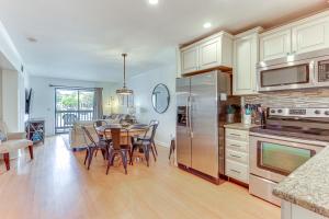 Hilton Head Condo with Deck - Walk to Beach and Pool!