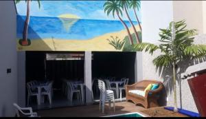 Casa mobiliada para periodo da tecnoshow 3 quartos sendo uma suíte sala copa cozinha área de lazer com piscina e bar molhado com churrasqueira 4 banheiros cozinha montada na área de lazer com 2 churrasqueiras elétrica e comum