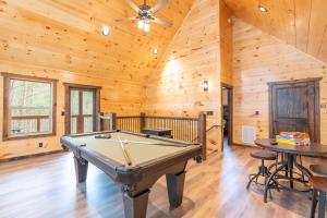 Brand New Cabin Close to Dollywood Hot Tub Fire Place
