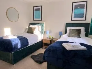 Restful Riverside Home - 斯托克罗奇福德