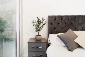 Parkside Haven, Modern 2-Bed Flat with Ensuites, Free Parking & Self Check-In - 伊灵