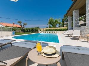Villa Mikela mit Pool und schönem Außblick 