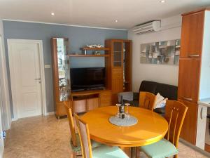 Apartment Simon - Old Stone Charm, Central Bol Life