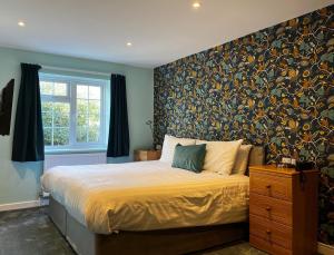 Pettifers Freehouse Hotel