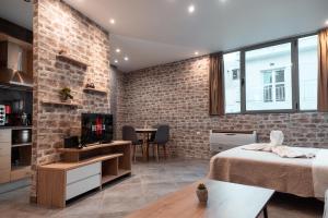 Parthenon Portrait Apartments