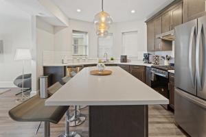 Steps from the Beach Spacious Modern 4BR 2BA Apt