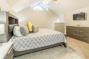 Updated Branson Condo Penthouse on Thousand Hills Golf course with Views and close to 76