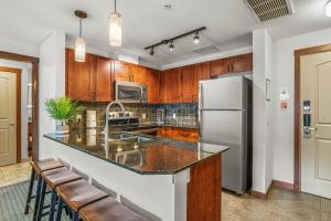 Splendid 1 Bdrm Mountain Condo! Hot tub! Park Pass managed by Little Sister Getaways