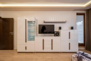Jewelry - 1 bedroom apartment