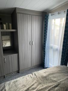 Luxury Romantic 2 Bedroom Caravan Trecco Bay
