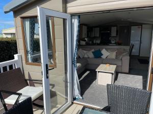Luxury Romantic 2 Bedroom Caravan Trecco Bay